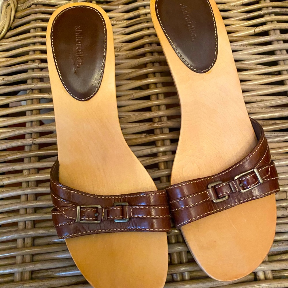 Wooden sandals with low heel